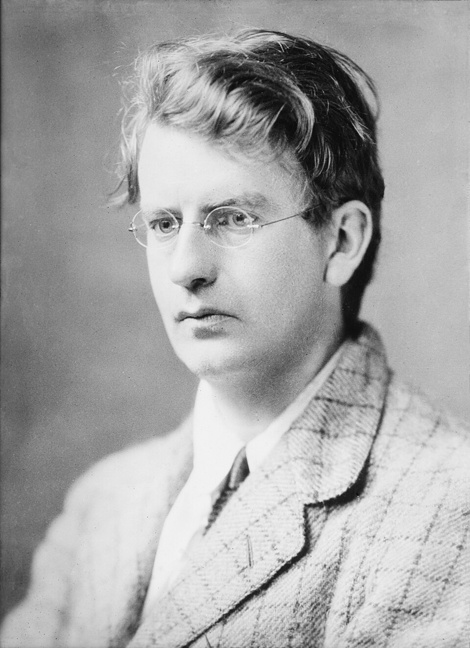 John Logie Baird con uno de sus televisores experimentales