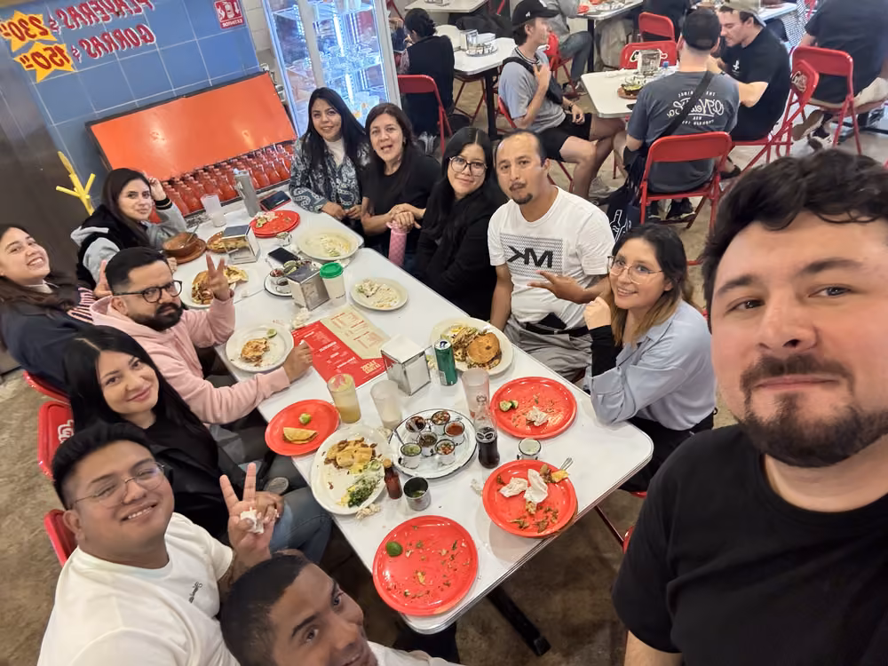 Comida de equipo alrededor de una mesa larga